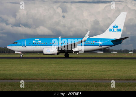 AMSTERDAM / Paesi Bassi - Agosto 15, 2014: KLM Boeing 737-700 PH-BGI piano passeggero partenza a Amsterdam Schipol Airport Foto Stock