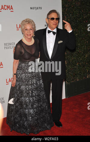 LOS ANGELES, CA. 26 settembre 2010: Michael York & moglie Pat a un beneficio gala presso il Los Angeles County Museum of Art (LACMA) per celebrare la gazzetta di "smascheramento" del museo il nuovissimo edificio, Lynda e Stewart Resnick padiglione espositivo. © 2010 Paul Smith / Featureflash Foto Stock