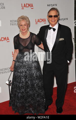 LOS ANGELES, CA. 26 settembre 2010: Michael York & moglie Pat a un beneficio gala presso il Los Angeles County Museum of Art (LACMA) per celebrare la gazzetta di "smascheramento" del museo il nuovissimo edificio, Lynda e Stewart Resnick padiglione espositivo. © 2010 Paul Smith / Featureflash Foto Stock