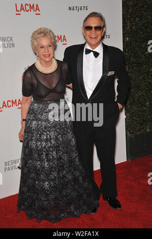 LOS ANGELES, CA. 26 settembre 2010: Michael York & moglie Pat a un beneficio gala presso il Los Angeles County Museum of Art (LACMA) per celebrare la gazzetta di "smascheramento" del museo il nuovissimo edificio, Lynda e Stewart Resnick padiglione espositivo. © 2010 Paul Smith / Featureflash Foto Stock