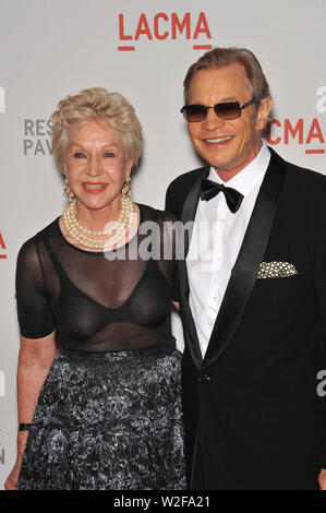 LOS ANGELES, CA. 26 settembre 2010: Michael York & moglie Pat a un beneficio gala presso il Los Angeles County Museum of Art (LACMA) per celebrare la gazzetta di "smascheramento" del museo il nuovissimo edificio, Lynda e Stewart Resnick padiglione espositivo. © 2010 Paul Smith / Featureflash Foto Stock