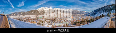 I palloni e montagne innevate oltre a Schladming. Vista panoramica di sci cuore della regione di Schladming-Dachstein, Stiria, Austria, Europa Foto Stock