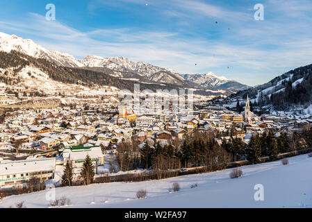 I palloni e montagne innevate su Schladming - sci cuore della regione di Schladming-Dachstein, Stiria, Austria, Europa Foto Stock