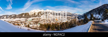 I palloni e montagne innevate oltre a Schladming. Vista panoramica di sci cuore della regione di Schladming-Dachstein, Stiria, Austria, Europa Foto Stock