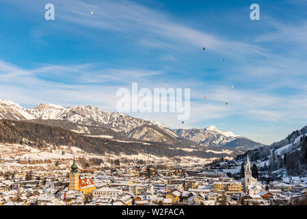 I palloni e montagne innevate su Schladming - sci cuore della regione di Schladming-Dachstein, Stiria, Austria, Europa Foto Stock