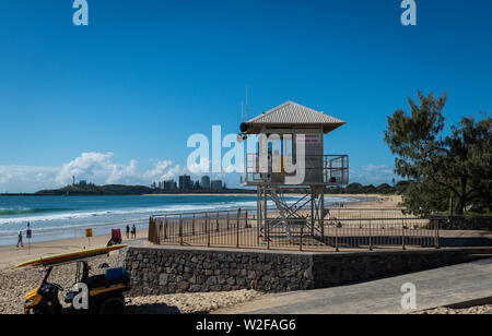 Torre bagnino sulla spiaggia per il surf Foto Stock