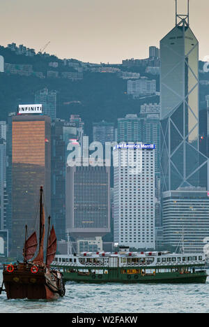 Tourist junk e sullo skyline, Victoria Harbour, Hong Kong SAR, Cina Foto Stock