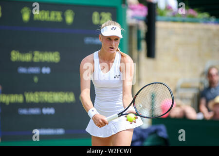Il torneo di Wimbledon, Londra, Regno Unito. 8 Luglio, 2019. Dayana Yastremska dell'Ucraina durante il singolare femminile quarto round della partita del torneo di Wimbledon Lawn Tennis Championships contro Shuai Zhang della Cina al All England Lawn Tennis e Croquet Club di Londra, Inghilterra il 8 luglio 2019. Credito: AFLO/Alamy Live News Foto Stock