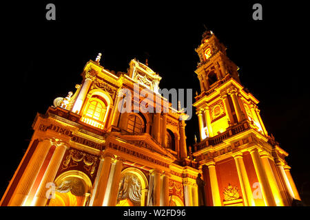 Vista sulla chiesa di San Francesco a Salta Argentina, Sud America di notte. Foto Stock