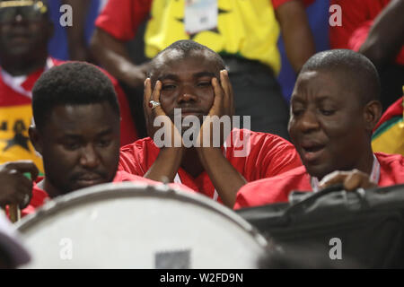 Ismailia, Egitto. 08 Luglio, 2019. Il Ghana ventole reagiscono dopo il fischio finale del 2019 Africa Coppa delle Nazioni round di 16 partita di calcio tra il Ghana e la Tunisia a Ismailia Stadium. Credito: Gehad Hamdy/dpa/Alamy Live News Foto Stock