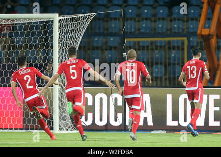 Ismailia, Egitto. 08 Luglio, 2019. Tunisia giocatori festeggiare dopo il fischio finale del 2019 Africa Coppa delle Nazioni round di 16 partita di calcio tra il Ghana e la Tunisia a Ismailia Stadium. Credito: Gehad Hamdy/dpa/Alamy Live News Foto Stock