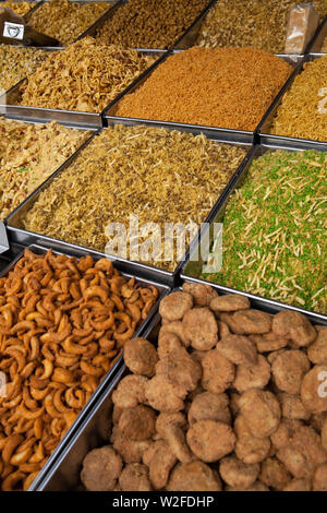 Visualizzazione di namkeen e snack salati nella vecchia città di Lucknow Foto Stock