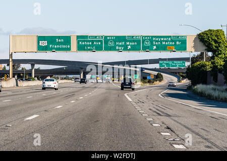 Luglio 4, 2019 San Mateo / CA / STATI UNITI D'AMERICA - Viaggiare in autostrada a San Francisco Bay Area; segni di segnalazione di interscambio di avvicinamento postato; San Francesco Foto Stock