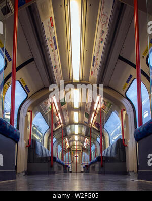 London, Regno Unito - 24 Giugno 2019: una vista all'interno di un treno il trasporto su una linea centrale treni della metropolitana di Londra, Regno Unito. Foto Stock