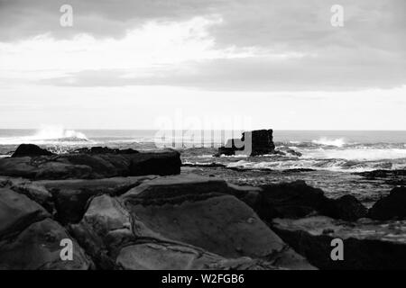 Monocromatico di piscine di roccia a South Beach Foto Stock