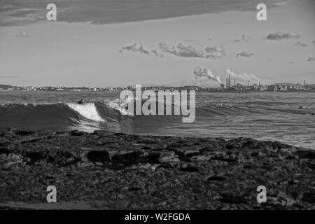 Surfisti a South Beach Wollongong Foto Stock