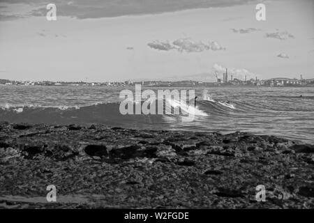 Surfisti a South Beach Wollongong Foto Stock