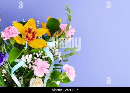 Bouquet di fiori su sfondo chiaro. Foto Stock