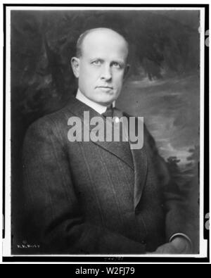 Charles William Post, mezza lunghezza verticale, rivolto leggermente a destra Foto Stock