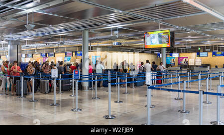 Norimberga, Germania - 6 Maggio 2018: passeggeri in coda nel banco per il check-in in aeroporto di Norimberga. La folla di persone all'aeroporto. Le persone in attesa in qu Foto Stock