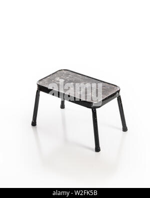 Usato sgabello usato in fase di ristrutturazione o di costruzione lavori isolati su sfondo bianco. Foto Stock