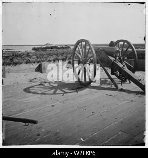 Porto di Charleston, Carolina del Sud. Vista dal parapetto (est) angolo di Fort Sumter rivolta Morris island Foto Stock