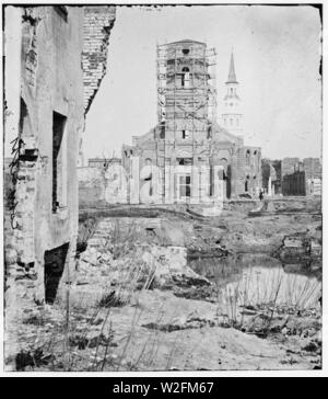 Charleston, Carolina del Sud. Rovine della chiesa circolare, St. Chiesa di Philips nella distanza Foto Stock