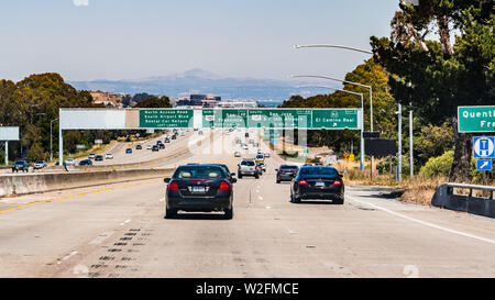 Luglio 4, 2019 San Bruno / CA / STATI UNITI D'AMERICA - Viaggiare in autostrada a San Francisco Bay Area; segni di segnalazione di interscambio di avvicinamento postato; San Francesco Foto Stock