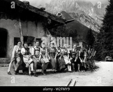 Eva Braun Collection (devet) - Didascalia originale: Besuch beim Film! Es wird gedreht 'der laufende Berg" (attori e attrici sul set del film in Germania ca. fine 1930 o inizio 1940) Foto Stock