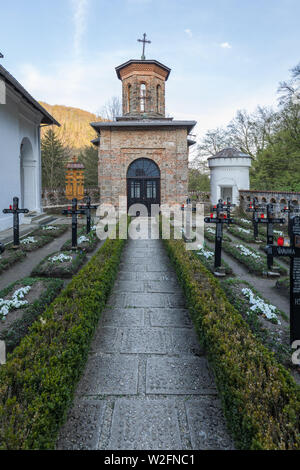 Tismana, Romania - 10 aprile 2018. Tismana Monastero è uno dei più antichi insediamenti monastici in Valacchia, Romania dal XIV secolo. Essa fu costruita b Foto Stock