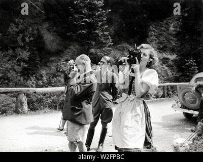 Eva Braun Collection (devet) - Didascalia originale: Besuch beim Film! Es wird gedreht 'der laufende Berg" (attori e attrici sul set del film in Germania per scattare delle foto ca. fine 1930 o inizio 1940) Foto Stock