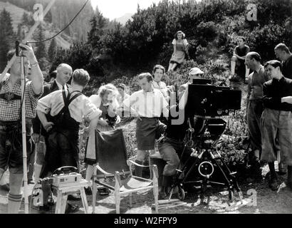 Eva Braun Collection (devet) - Didascalia originale: Besuch beim Film! Es wird gedreht 'der laufende Berg" (attori e attrici sul set del film in Germania ca. fine 1930 o inizio 1940) Foto Stock