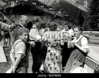 Eva Braun Collection (devet) - Didascalia originale: Besuch beim Film! Es wird gedreht 'der laufende Berg" (attori e attrici sul set del film in Germania ca. fine 1930 o inizio 1940) Foto Stock