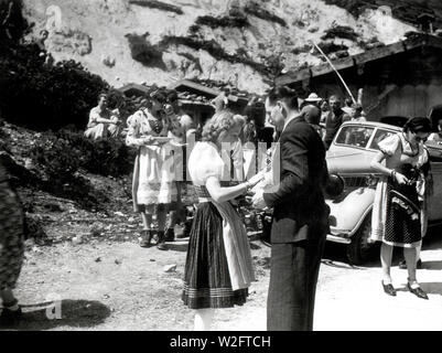 Eva Braun Collection (devet) - Didascalia originale: Besuch beim Film! Es wird gedreht 'der laufende Berg" (attori e attrici sul set del film in Germania ca. fine 1930 o inizio 1940) Foto Stock