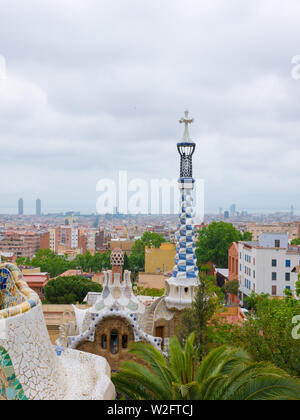 Barcellona, Spagna. Maggio 2019. Colorata architettura di Antonio Gaudi. Parc Güell è il più importante parco in Barcellona. Spagna Foto Stock