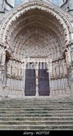 Chartres - Portale nord - baia centrale. Foto Stock