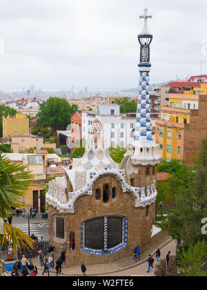 Barcellona, Spagna. Maggio 2019. Colorata architettura di Antonio Gaudi. Parc Güell è il più importante parco in Barcellona. Spagna Foto Stock