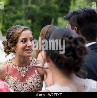 Ragazza in abito formale a parlare con gli amici e prepararsi per la PROM (Candida) Foto Stock