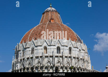 Dettaglio della cupola del Battistero di Pisa di San Giovanni contro un bel cielo azzurro Foto Stock
