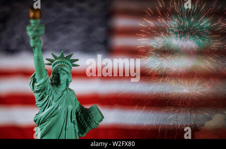 Bandiera degli Stati Uniti d'America con la statua della libertà coloratissimi fuochi d'artificio Foto Stock