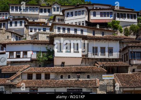 Case storiche in Mangalem, città di 1000 windows, Berat, Albania Foto Stock