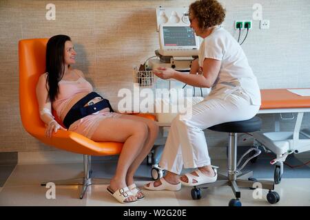Infermiere con paziente donna incinta nella conversazione, CTG, la cardiotocografia esame, Karlovy Vary, Repubblica Ceca Foto Stock