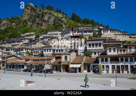 Case storiche in Mangalem, città di 1000 windows, Berat, Albania Foto Stock