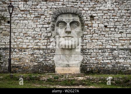 Oversized busto di Costantino il Grande, Konstandini mi Madh, al muro di fortificazione, Berat, Albania Foto Stock