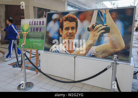 Londra, Regno Unito. 08 Luglio, 2019. Un mosaico di British giocatore di tennis Andy Murray fatta di pezzi di lego è visualizzato al centro corte shopping center a Wimbledon come parte del Prato della legenda. Credito: SOPA Immagini limitata/Alamy Live News Foto Stock