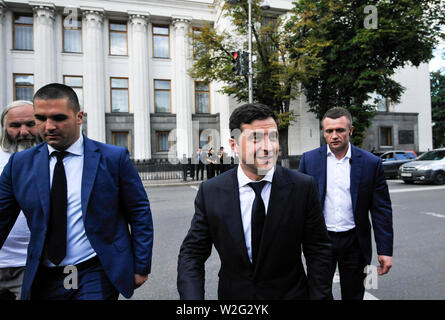 Kiev, Ucraina. 08 Luglio, 2019. Il presidente ucraino Volodymyr Zelensky cammina per la strada presso il parlamento ucraino dopo la XXI Ucraina-vertice UE di Kiev. Credito: SOPA Immagini limitata/Alamy Live News Foto Stock