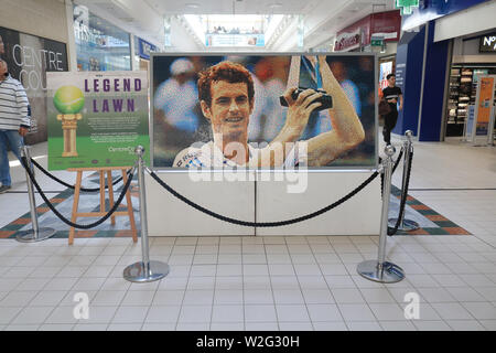 Londra, Regno Unito. 08 Luglio, 2019. Un mosaico di British giocatore di tennis Andy Murray fatta di pezzi di lego è visualizzato al centro corte shopping center a Wimbledon come parte del Prato della legenda. Credito: SOPA Immagini limitata/Alamy Live News Foto Stock