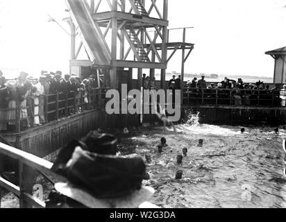 Ursan bagno della struttura presso il porto di mare in Finlandia ca. 1900 Foto Stock