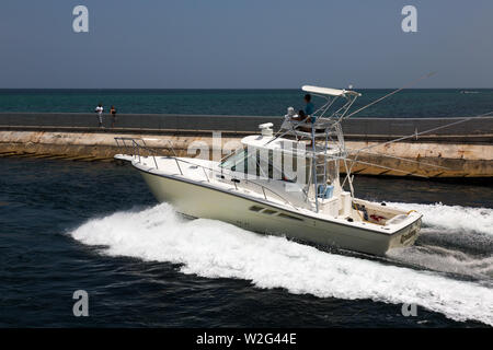 Una barca da pesca viaggi di Boynton ingresso fra Manalapan e Ocean Ridge, Florida e verso il mare aperto dell'Oceano Atlantico. Foto Stock