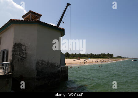 Un edificio di manutenzione sul molo di Boynton Inlet con la spiaggia di Manalapan sullo sfondo. Foto Stock